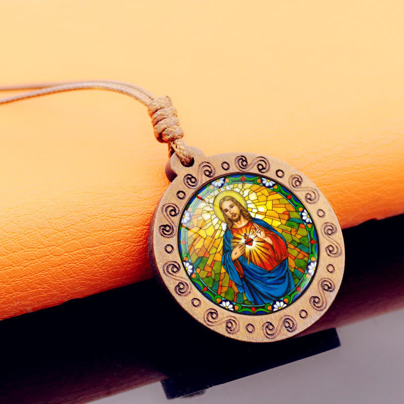 Collier avec pendentif en bois cœur sacré de Jésus et pierre précieuse du temps