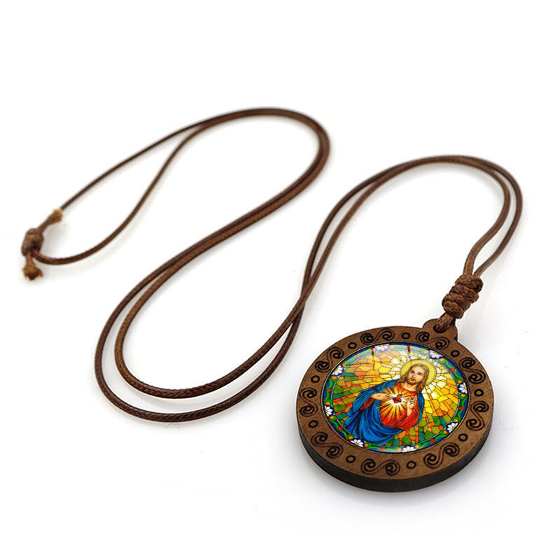 Collier avec pendentif en bois cœur sacré de Jésus et pierre précieuse du temps