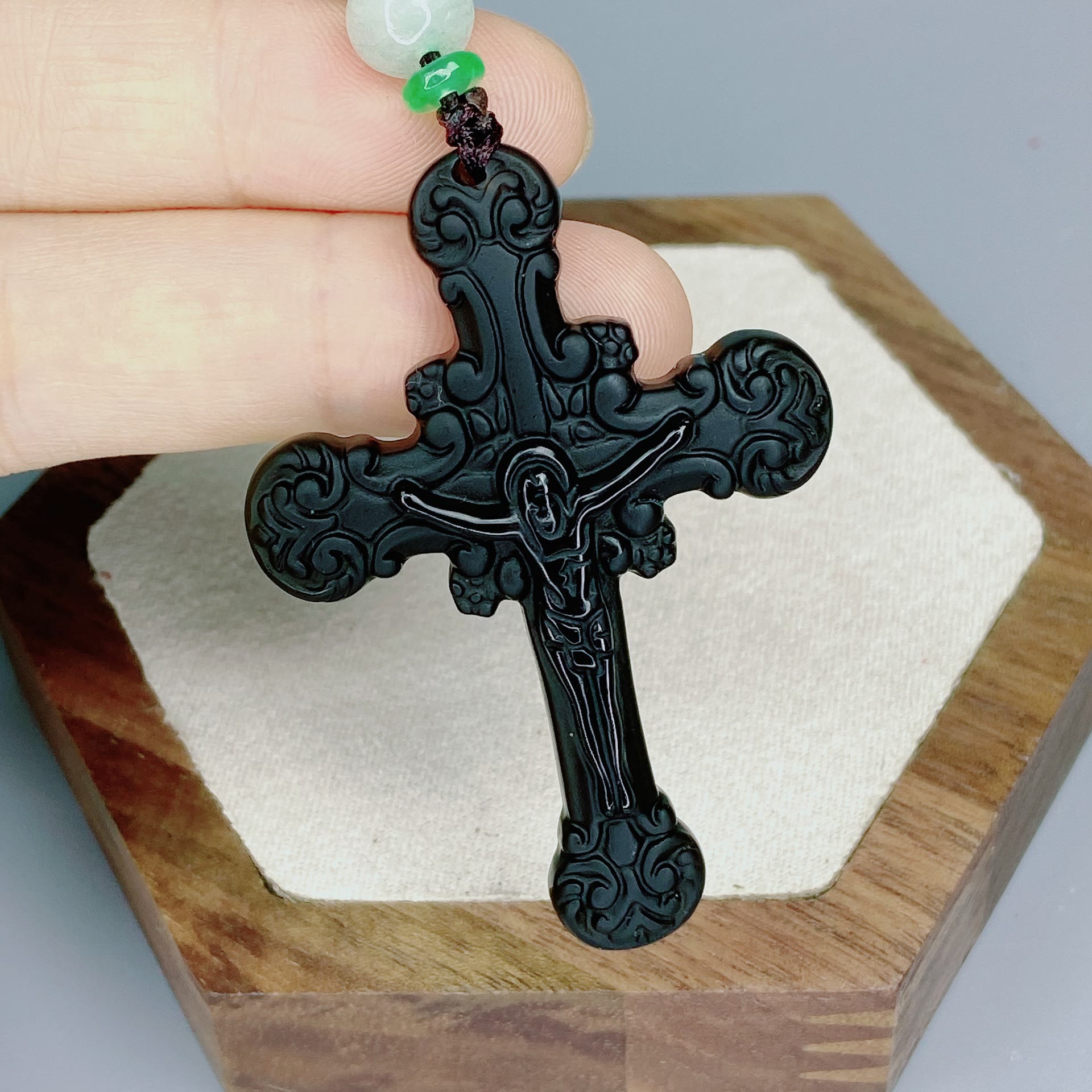Collier pendentif crucifix en obsidienne, style classique