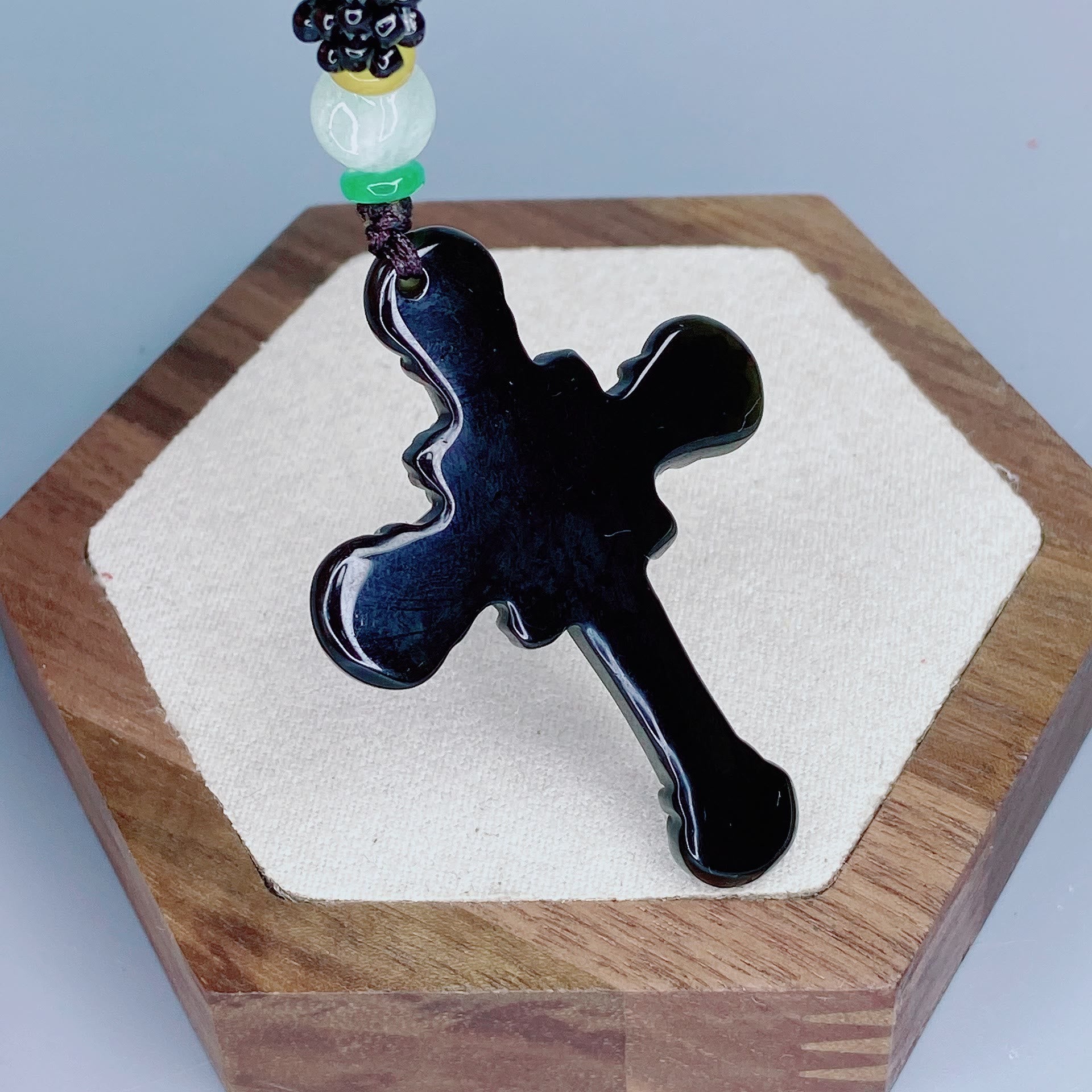 Collier pendentif crucifix en obsidienne, style classique
