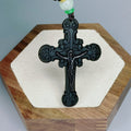 Collier pendentif crucifix en obsidienne, style classique