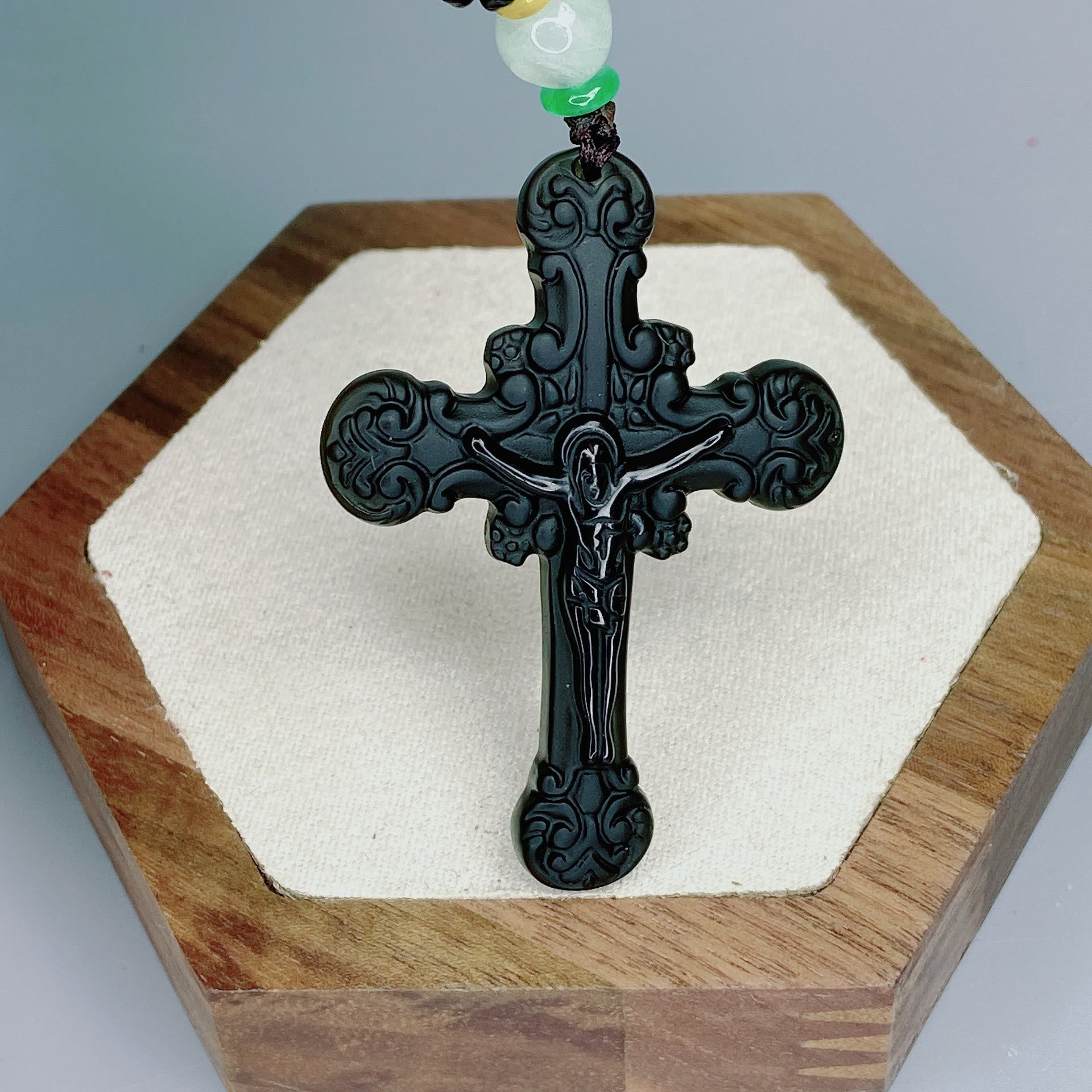 Collier pendentif crucifix en obsidienne, style classique