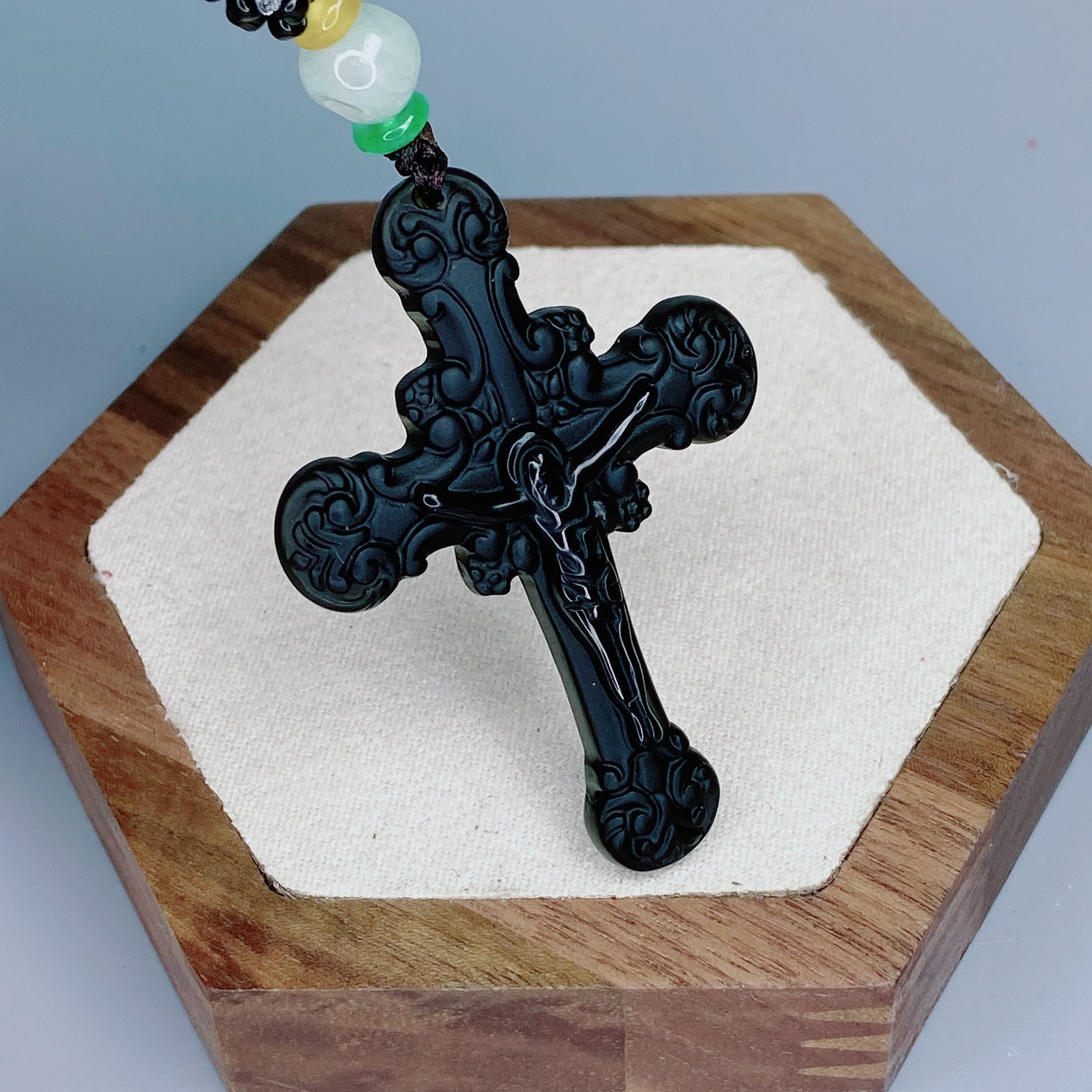 Collier pendentif crucifix en obsidienne, style classique