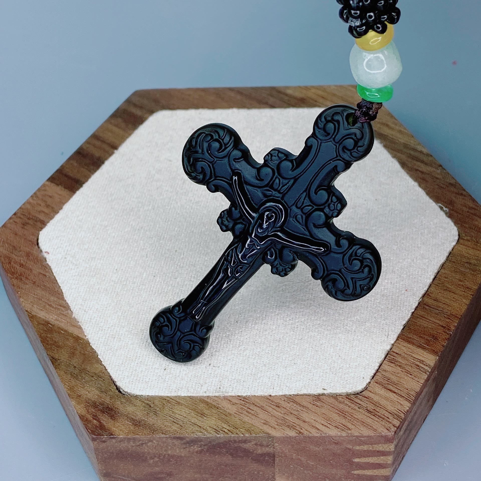 Collier pendentif crucifix en obsidienne, style classique