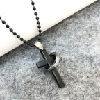 Collier en alliage avec pendentif noir et anneau croisé de style minimaliste