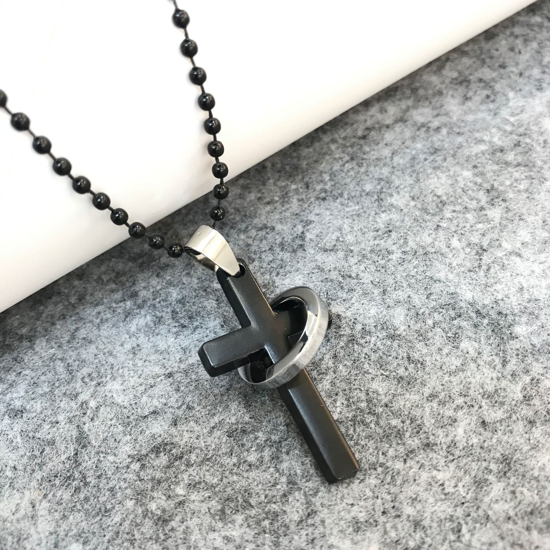 Collier en alliage avec pendentif noir et anneau croisé de style minimaliste