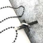 Collier en alliage avec pendentif noir et anneau croisé de style minimaliste