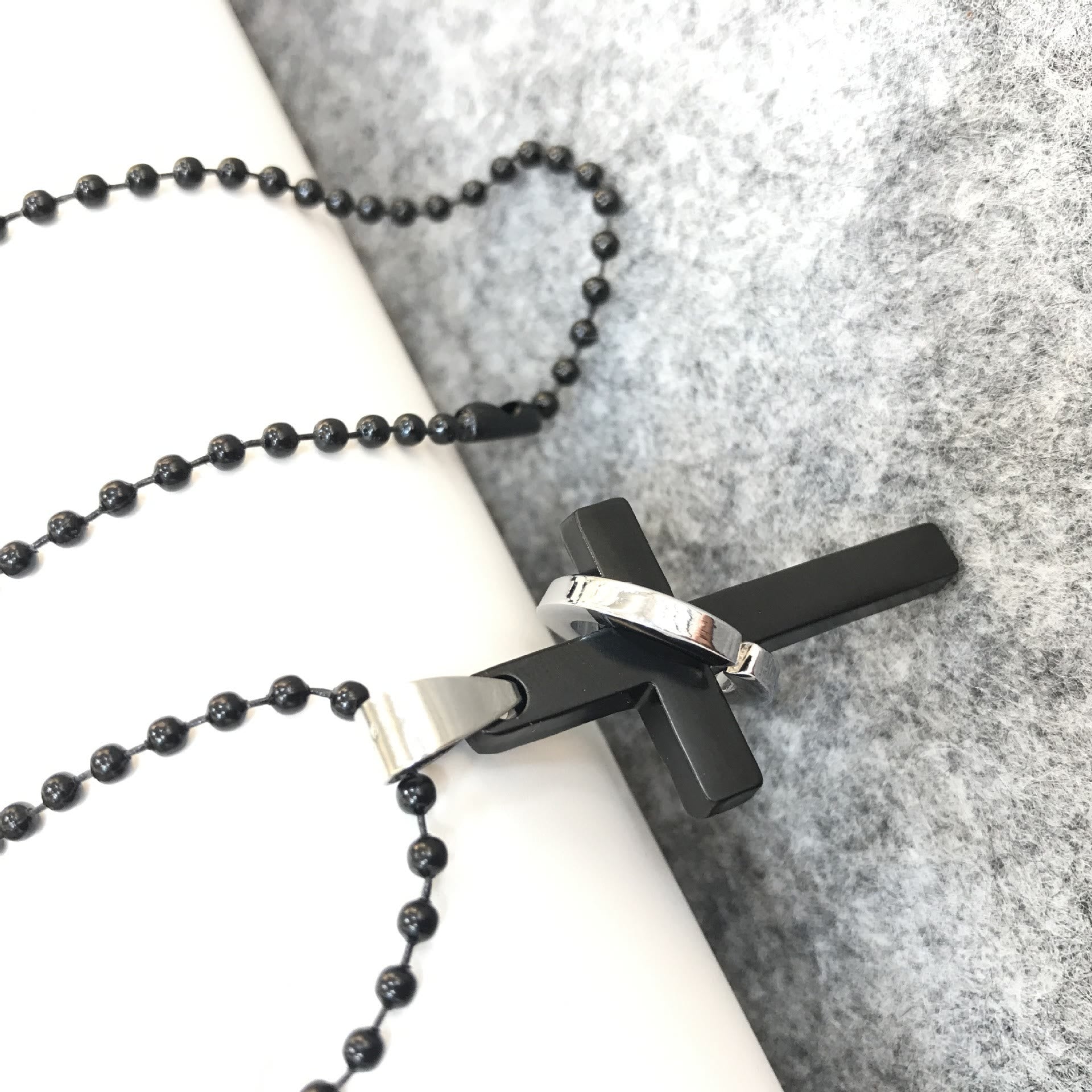 Collier en alliage avec pendentif noir et anneau croisé de style minimaliste