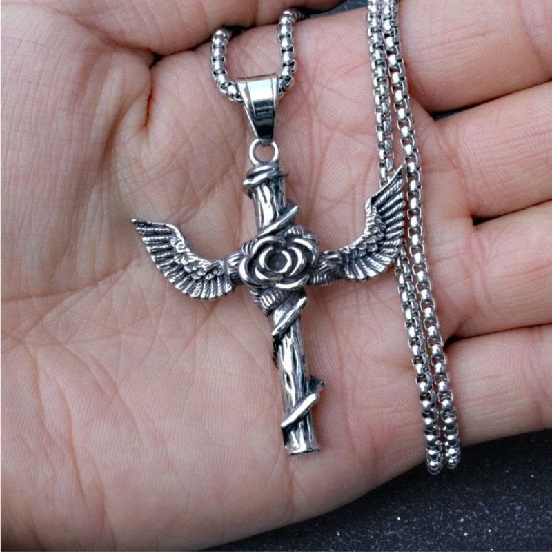 Collier en titane avec pendentif croix rose et ailes style rétro