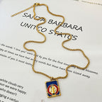 Collier pendentif médaille carrée colorée de Saint-Benoît de style moderne