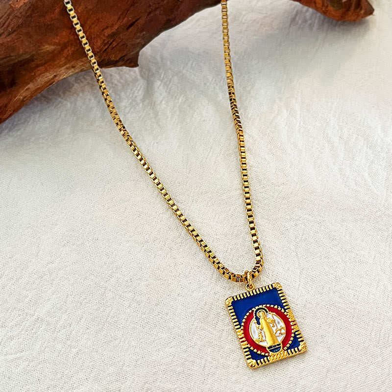 Collier pendentif médaille carrée colorée de Saint-Benoît de style moderne