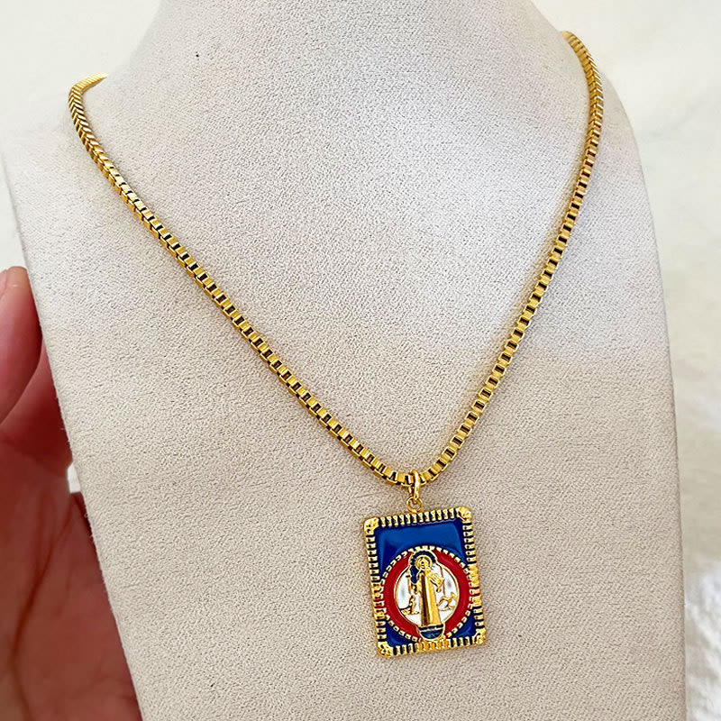 Collier pendentif médaille carrée colorée de Saint-Benoît de style moderne