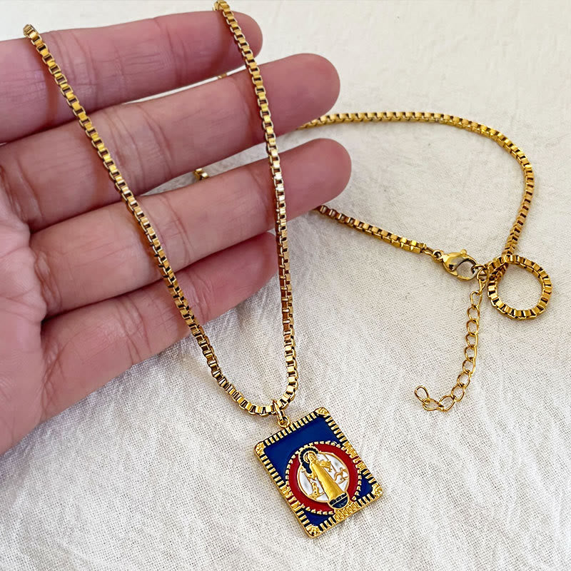 Collier pendentif médaille carrée colorée de Saint-Benoît de style moderne