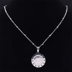 Collier pendentif médaille de Saint Benoît sertie de gemmes, style rétro