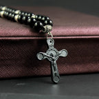 Collar con colgante de cuentas de gálgola negras, estilo retro noble, con crucifijo