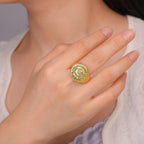 Anillo de acero inoxidable con medalla de exorcismo de San Benito grabada estilo retro-pop
