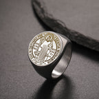 Anillo de acero inoxidable con medalla de exorcismo de San Benito grabada estilo retro-pop