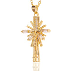 Collier pendentif léger en forme de crucifix de style luxueux avec diamants