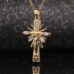 Collier pendentif léger en forme de crucifix de style luxueux avec diamants
