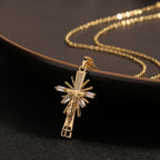 Collier pendentif léger en forme de crucifix de style luxueux avec diamants