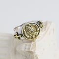 Anillo de titanio Manos que Oran estilo clásico