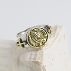 Anillo de titanio Manos que Oran estilo clásico