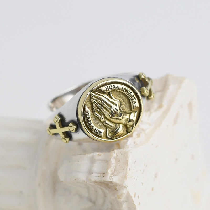 Anillo de titanio Manos que Oran estilo clásico