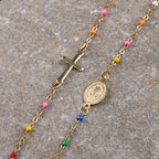 Collar de cadena de clavícula colorido de estilo fresco y elegante con cruz y 5 opciones de medallas