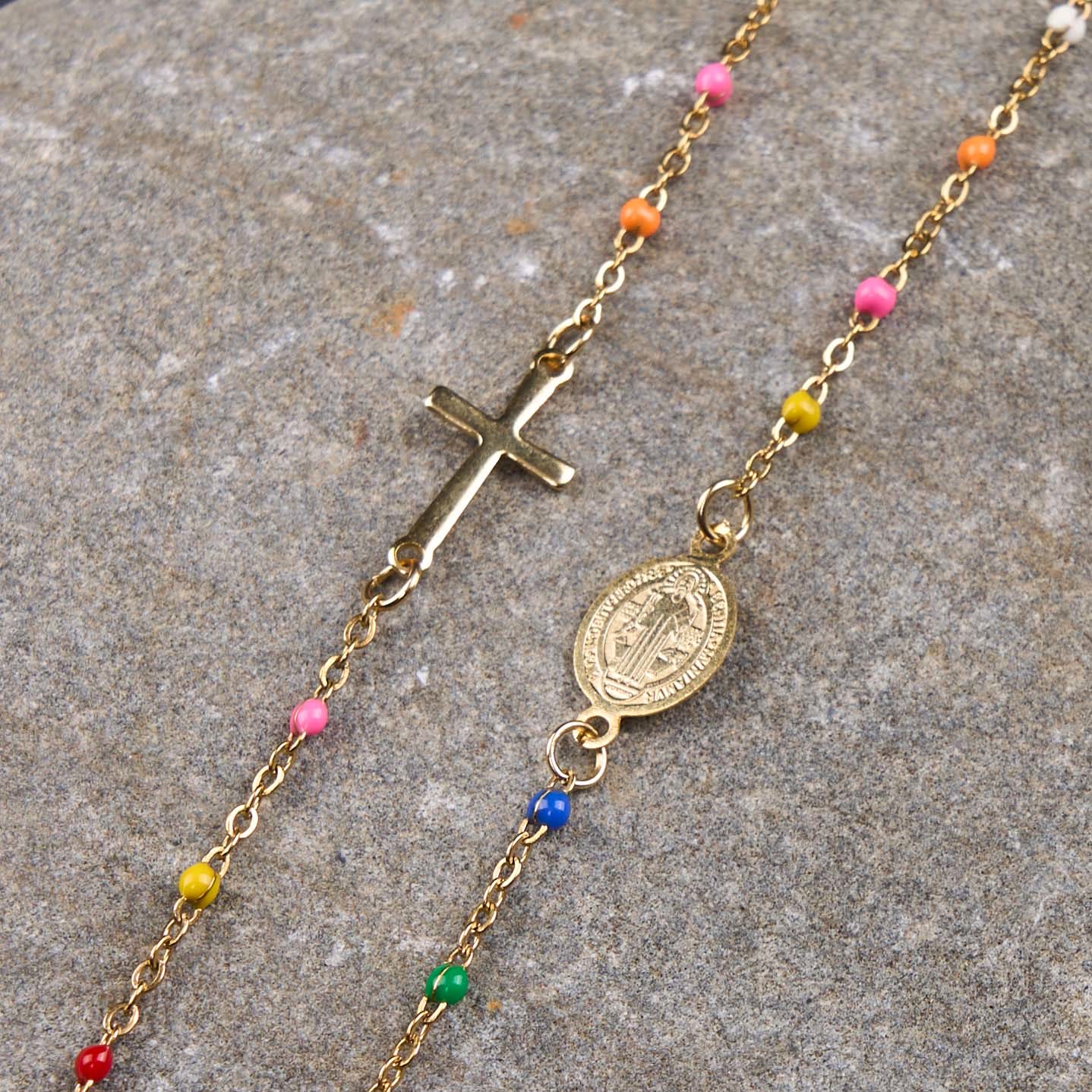 Collar de cadena de clavícula colorido de estilo fresco y elegante con cruz y 5 opciones de medallas