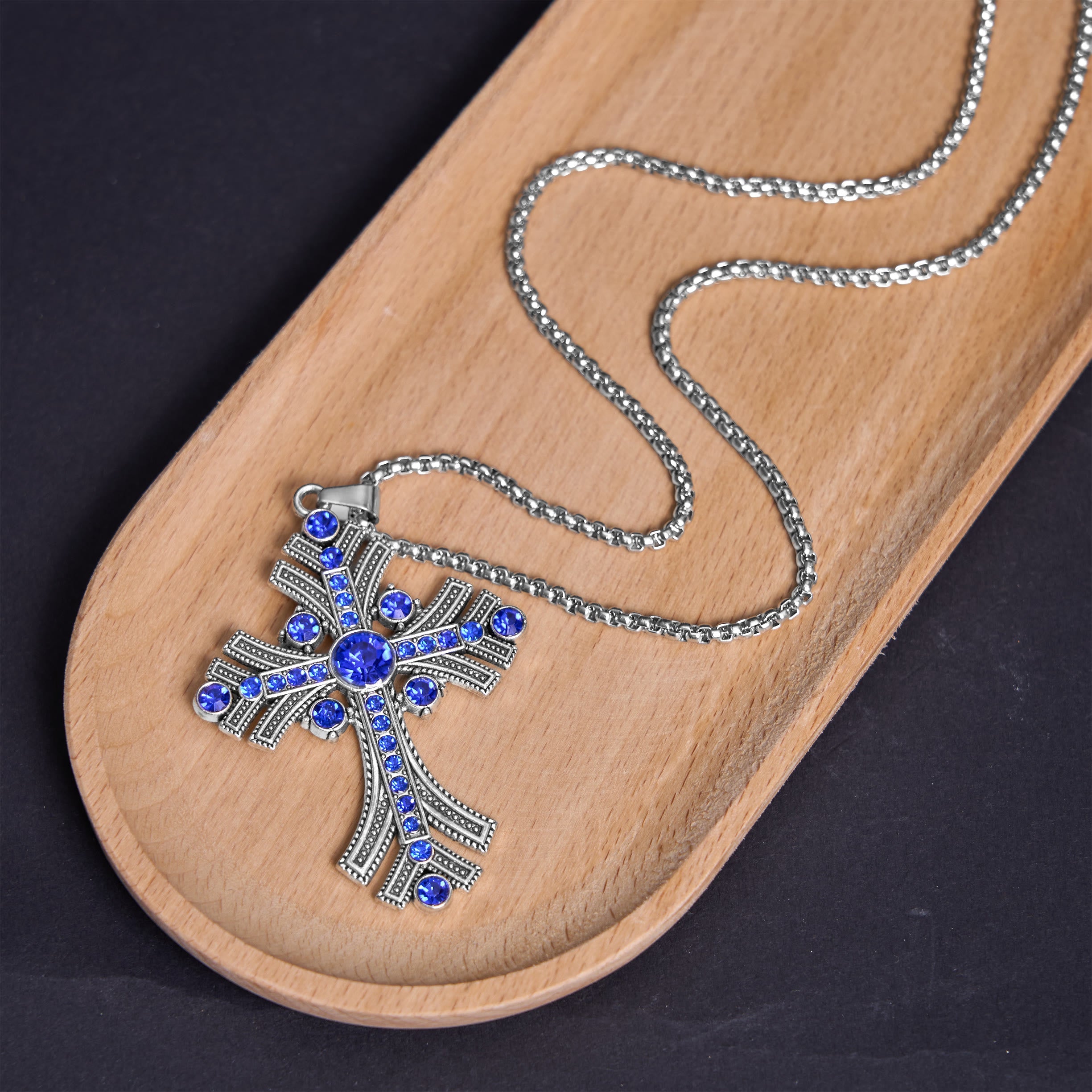 Collier pendentif croix en pierres précieuses bleues de style bohème rétro