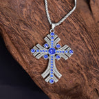 Collier pendentif croix en pierres précieuses bleues de style bohème rétro