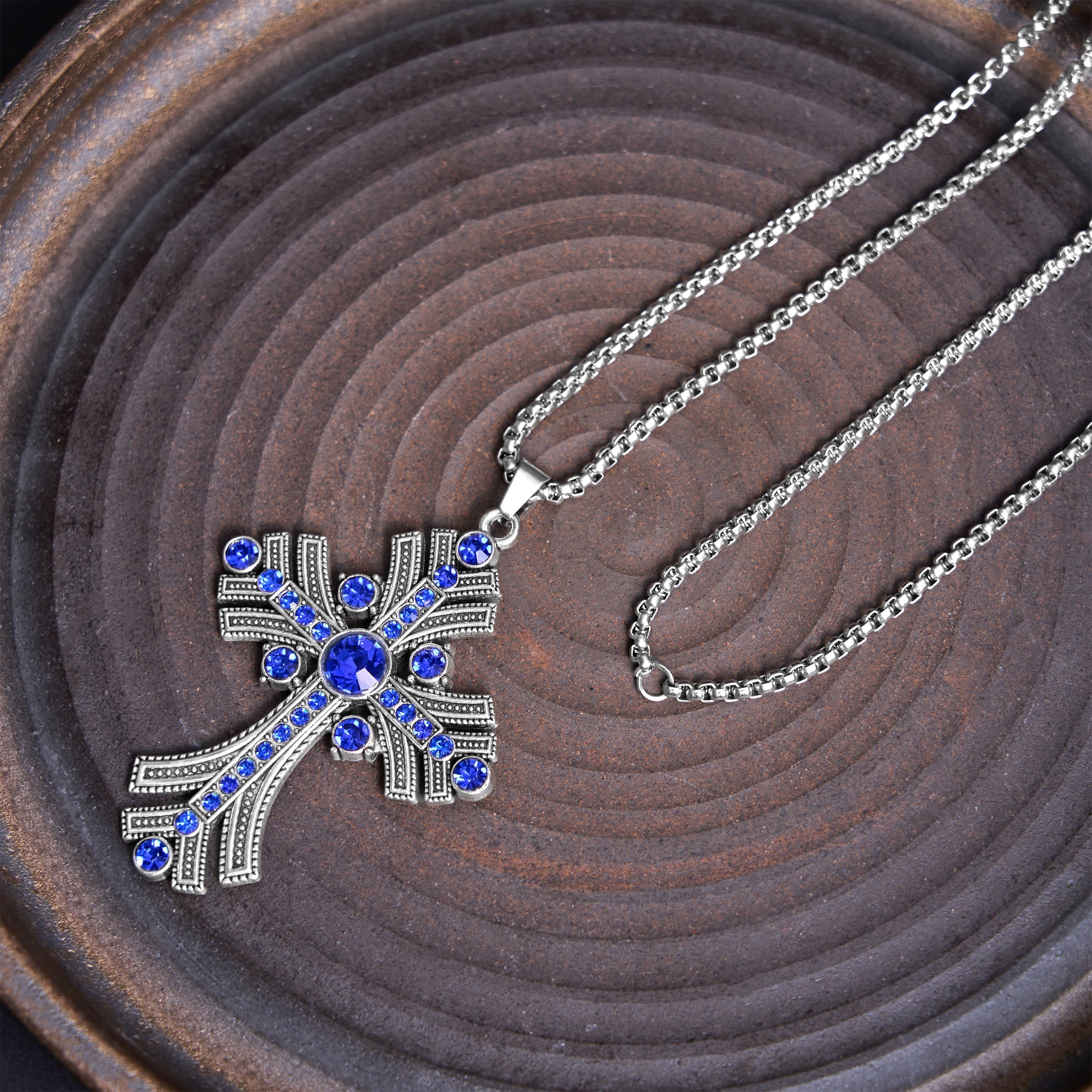 Collier pendentif croix en pierres précieuses bleues de style bohème rétro