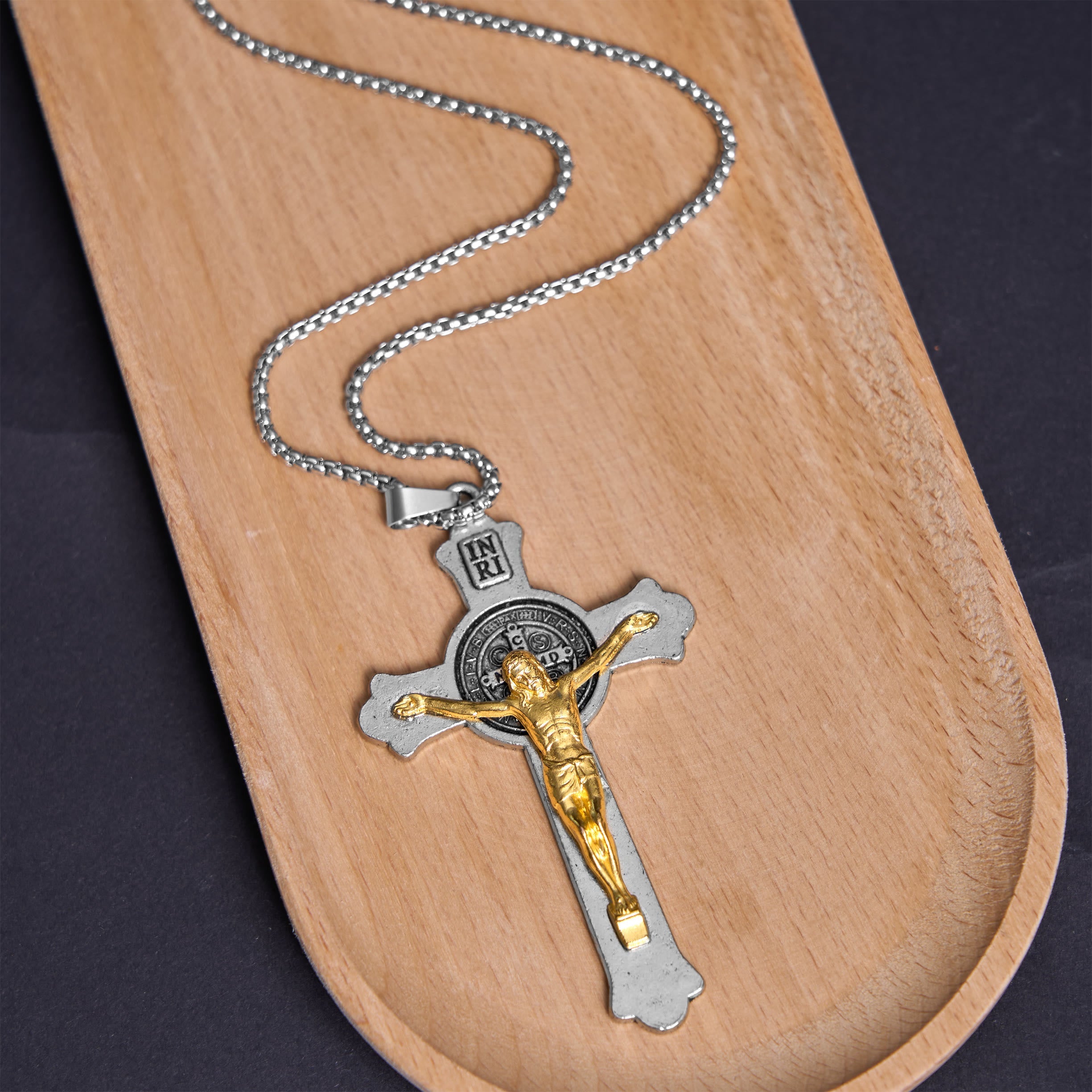 Collar con colgante de aleación de crucifijo de Jesús con icono clásico de San Benito