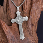 Collar con colgante de aleación de crucifijo de Jesús con icono clásico de San Benito