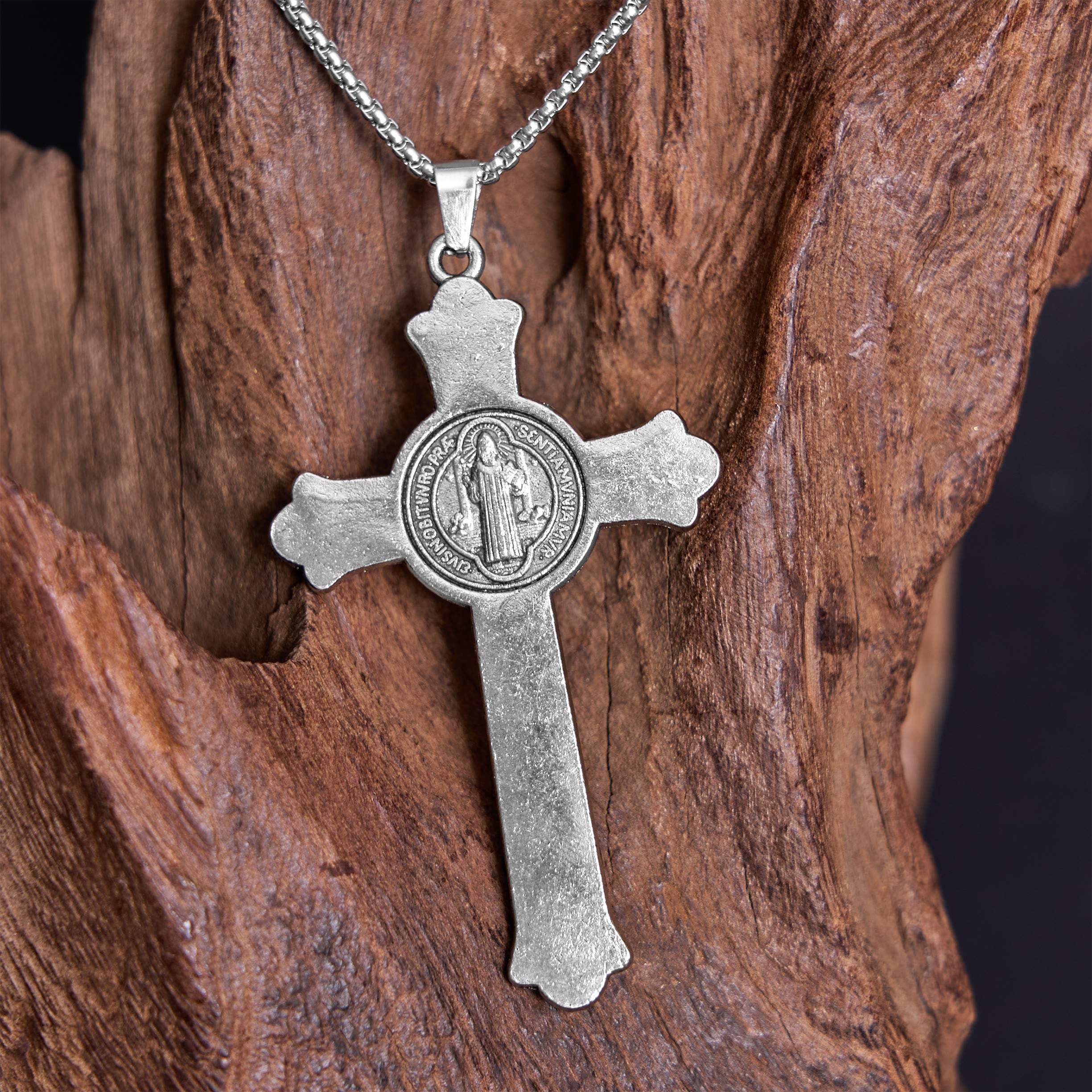 Collar con colgante de aleación de crucifijo de Jesús con icono clásico de San Benito