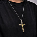 Collar con colgante de aleación de crucifijo de Jesús con icono clásico de San Benito