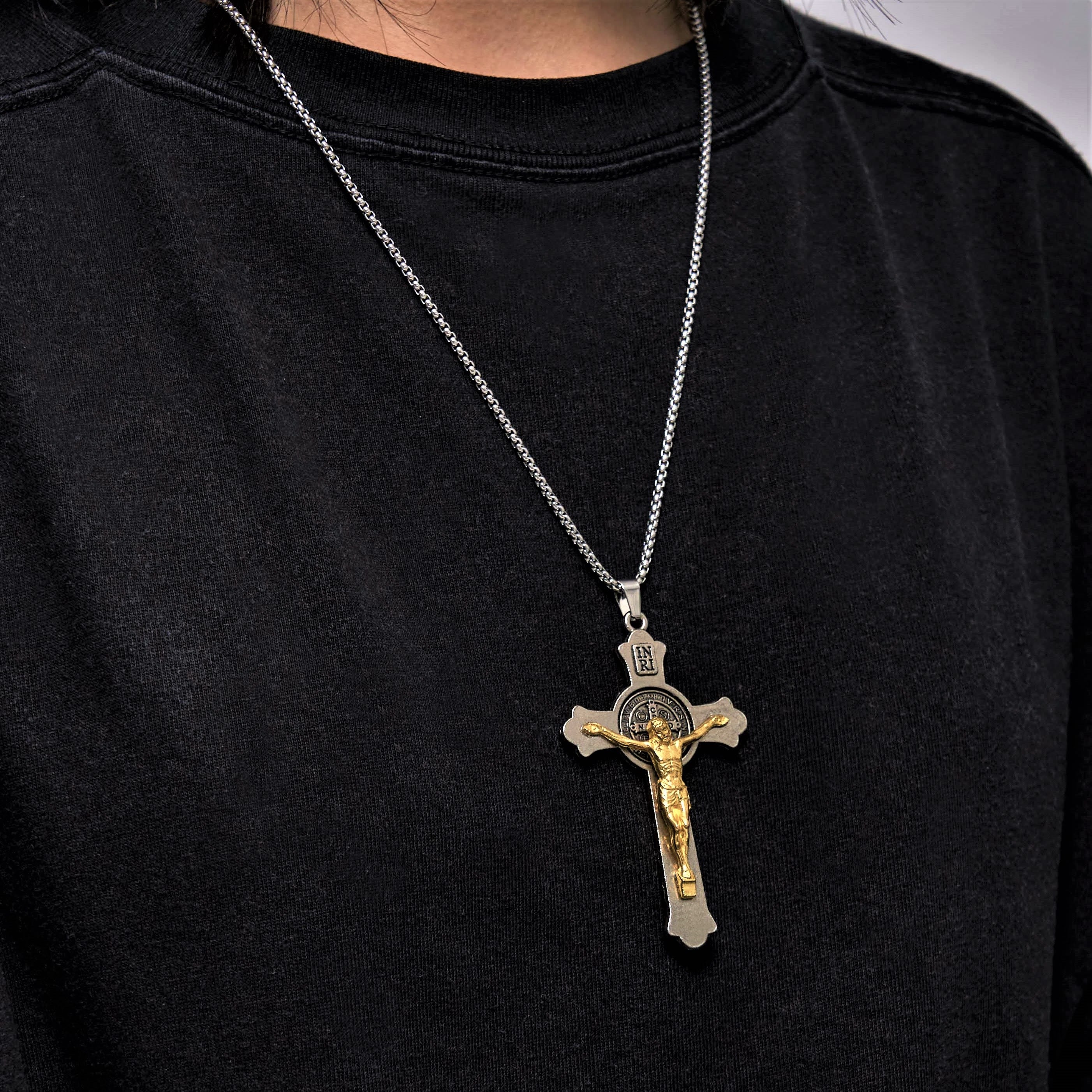 Collar con colgante de aleación de crucifijo de Jesús con icono clásico de San Benito