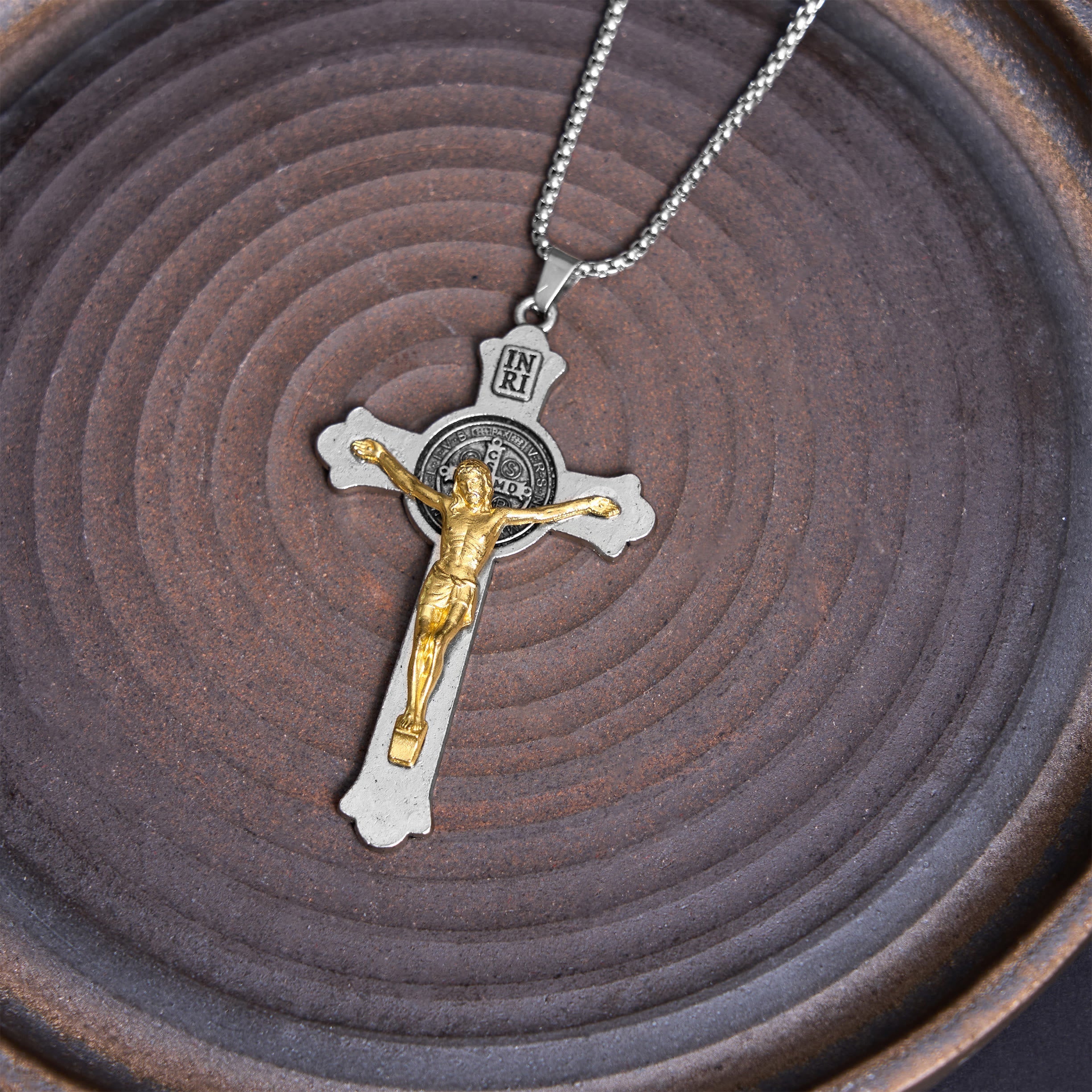 Collar con colgante de aleación de crucifijo de Jesús con icono clásico de San Benito