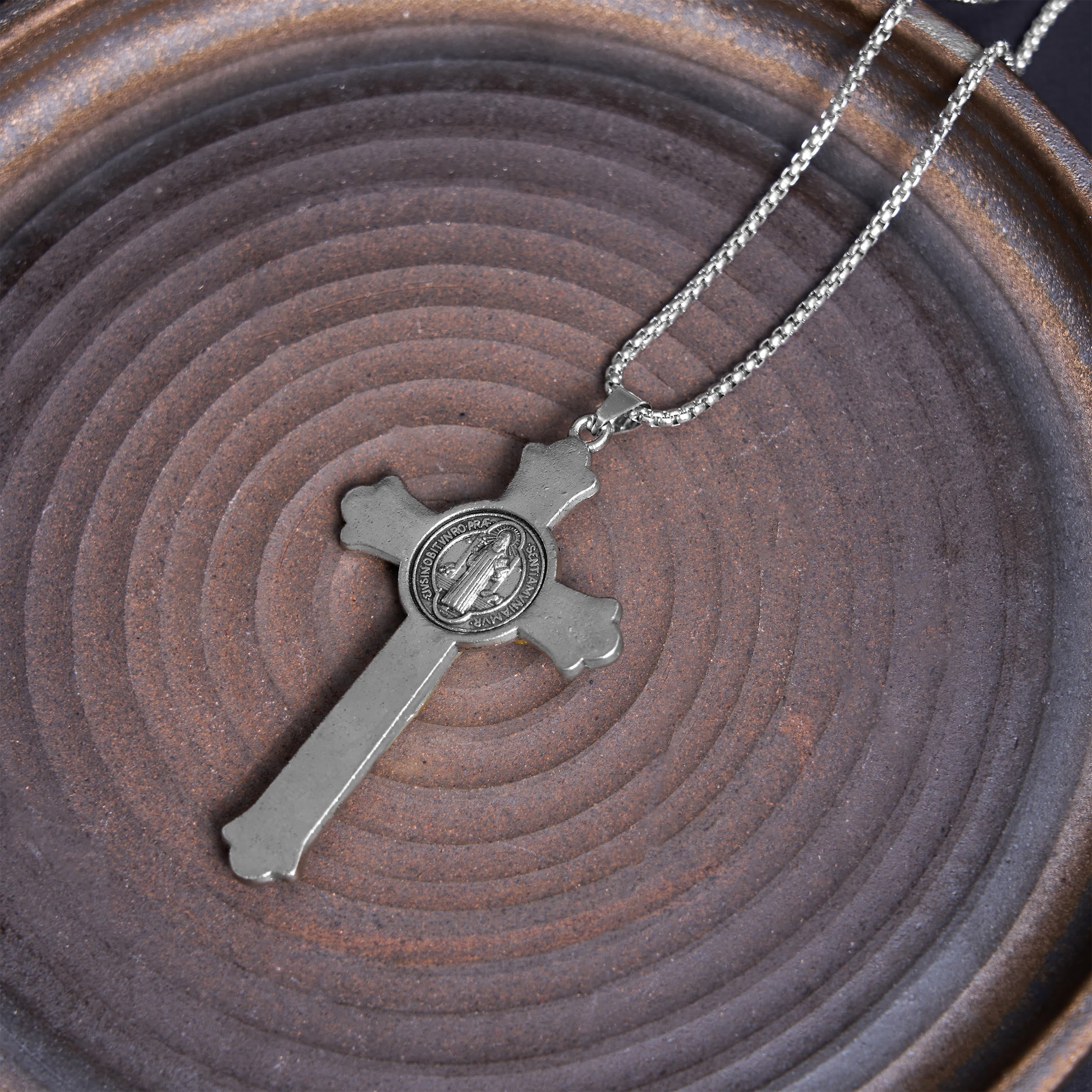 Collar con colgante de aleación de crucifijo de Jesús con icono clásico de San Benito