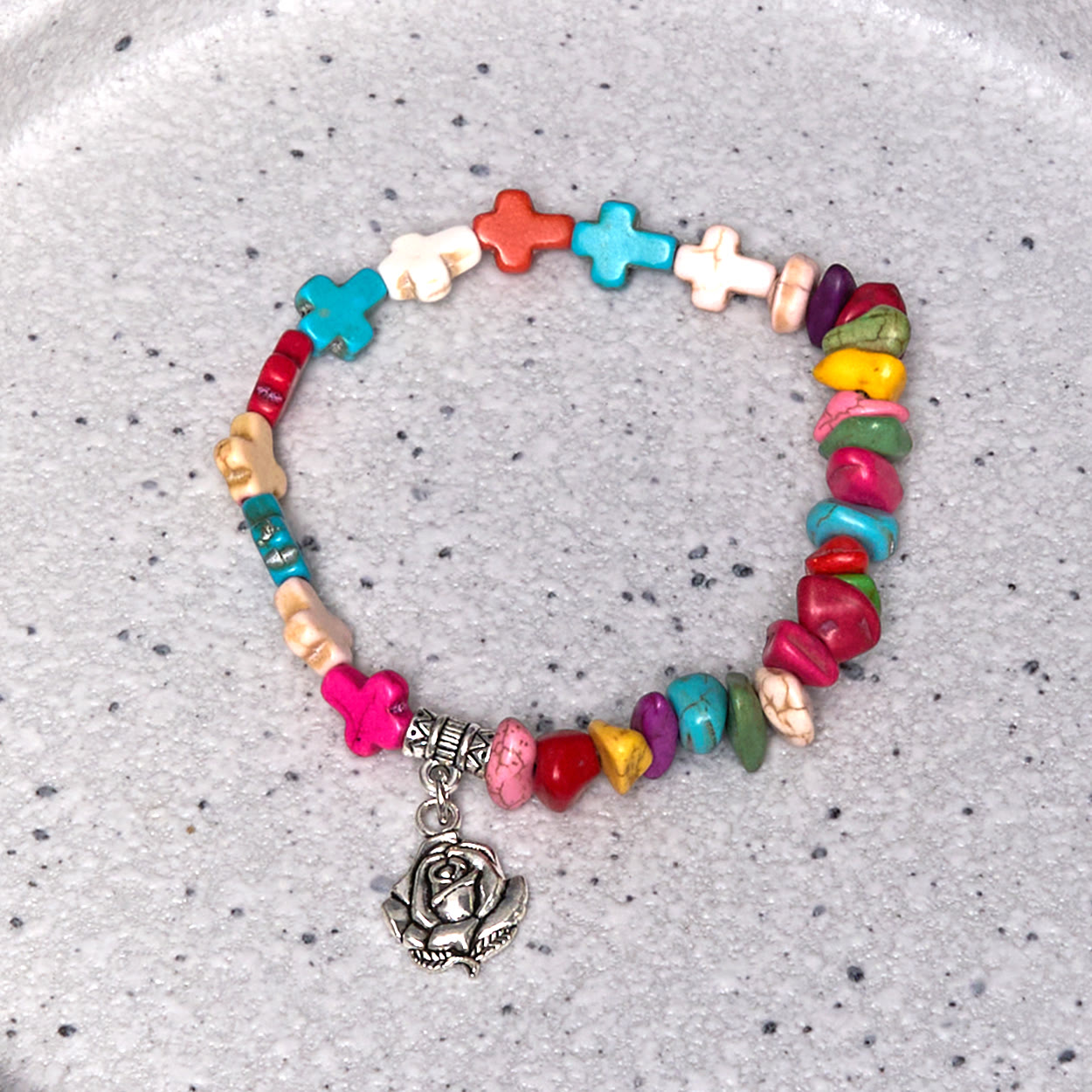 Pulsera turquesa de la Virgen María con rosas y cruz de estilo bohemio y colorido
