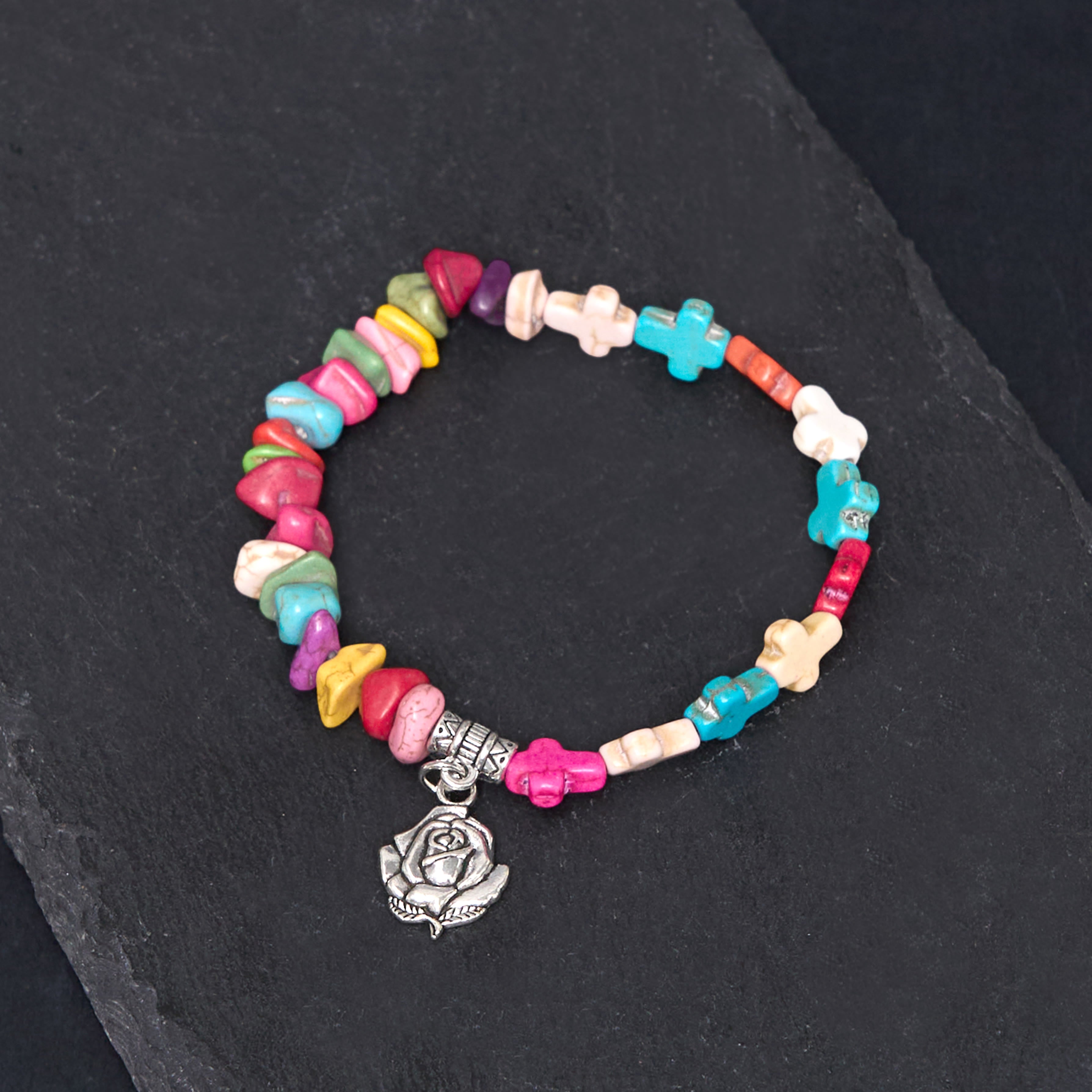 Pulsera turquesa de la Virgen María con rosas y cruz de estilo bohemio y colorido