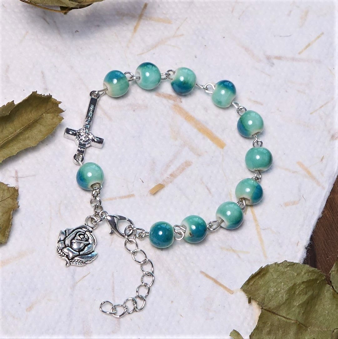 Bracelet Rosaire et Croix en Céramique Ton Vert Fleur Joyeuse