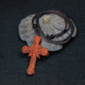 Collier avec pendentif en bois de rose, motif volutes, protection sacrée, style classique