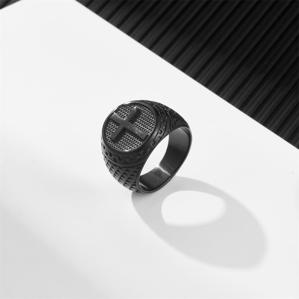 Bague en acier inoxydable de style classique avec croix de protection sacrée