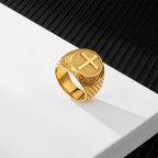 Bague en acier inoxydable de style classique avec croix de protection sacrée