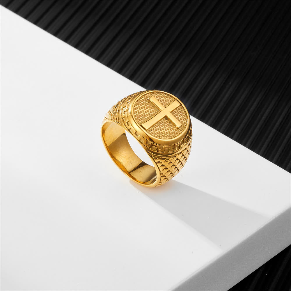 Bague en acier inoxydable de style classique avec croix de protection sacrée