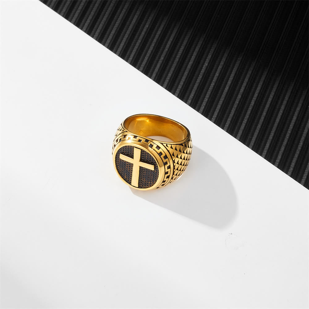 Bague en acier inoxydable de style classique avec croix de protection sacrée