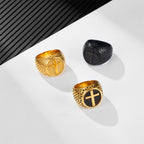 Bague en acier inoxydable de style classique avec croix de protection sacrée
