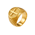 Bague en acier inoxydable de style classique avec croix de protection sacrée