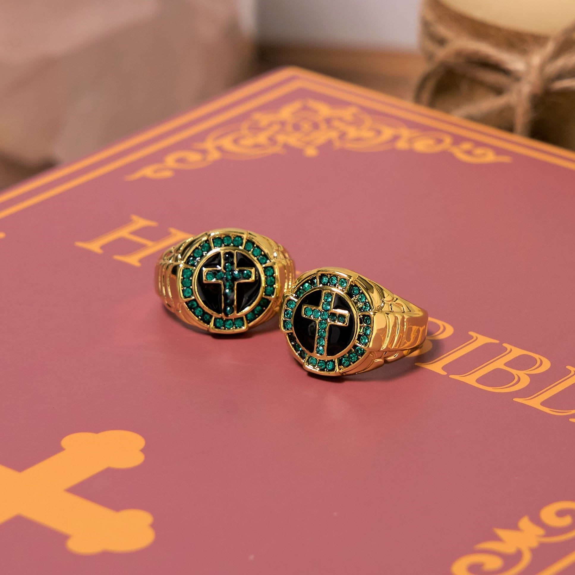 Bague Rétro en Alliage Doré avec Pierres Précieuses Vertes en Croix